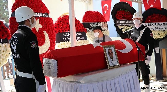 Şehit polis Barış Göl'ün cenazesi tören alanına getirildi