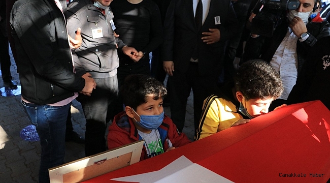 Şehit polisi çocukları ve babası tabutunu öperek uğurladı