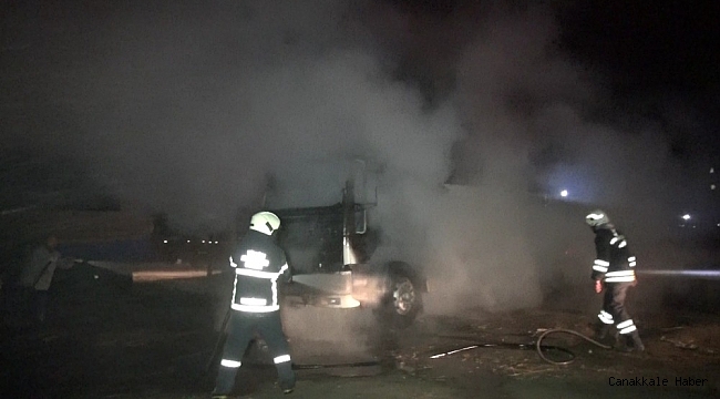 Şeker küspesi için sıra bekleyen kamyon oto parkta yandı
