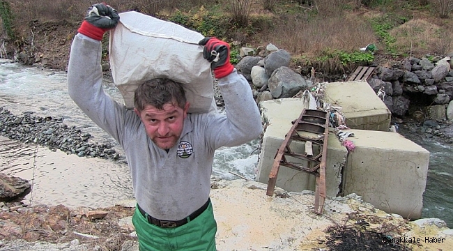 Selde köprüleri yıkılınca evlerini terk etme zorunda kaldılar