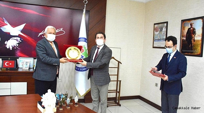 Sempozyum düzenleyen ekibe teşekkür plaketi verildi