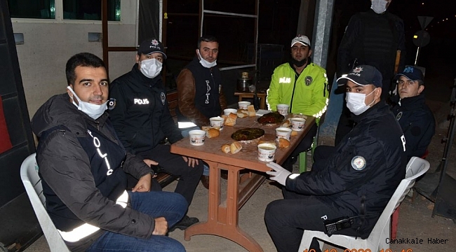 Sınır ilçesinde uygulama yapan polislere çorba ikramı