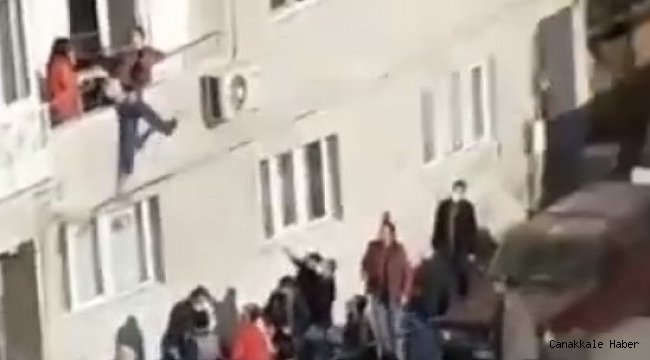 Sinir krizi geçirip penceren atlamaya çalışan kızı babası kurtardı