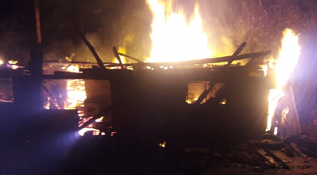 Sinop&#039;ta 2 katlı ahşap bina kül oldu