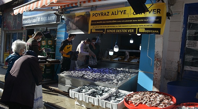 Sinoplu balıkçıdan Poyraz Ali&#039;ye destek: Bedava hamsi dağıttılar