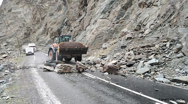 Şırnak&#039;ta heyelan: Kaya parçalarının düştüğü yol trafiğe kapandı