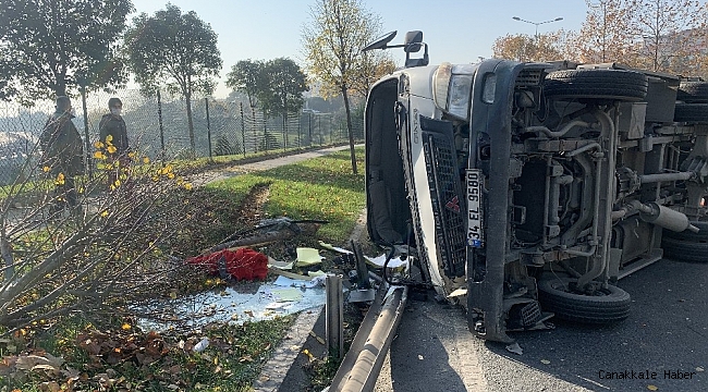 Şişli'de araçla çarpışan kamyonet çimenlik alana devrildi