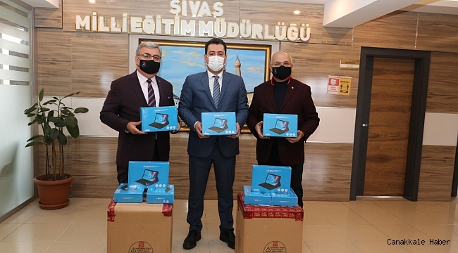 Sivas&#039;ta ki ihtiyaç sahibi öğrencilere tablet desteği