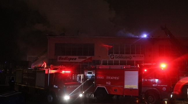 Sivas'ta sanayi sitesinde korkutan yangın, 4 iş yerinin çatısı kullanılmaz hale geldi