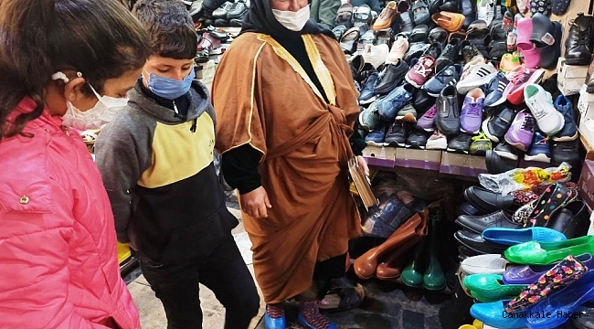 Soğuk kış mevsiminde lastik çizmeler tercih ediliyor