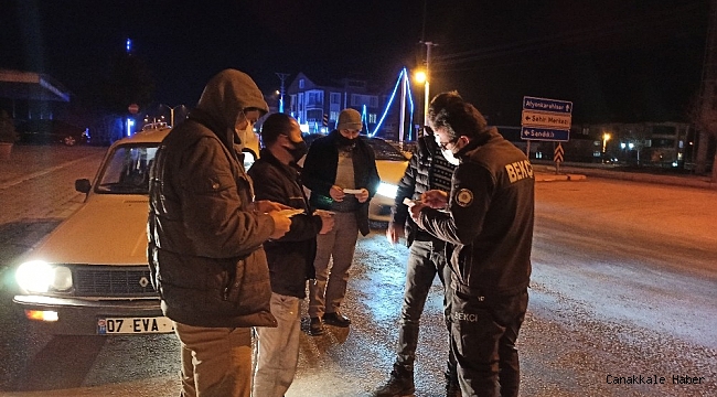 Sokağa çıkma kısıtlamasında ehliyetsiz araç sürerken polise yakalandı