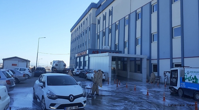 Sokağa çıkma kısıtlamasında hastane dezenfekte edildi