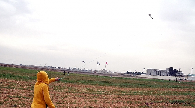 Sokağa çıkma kısıtlamasında Suriye sınırında uçurtma keyfi