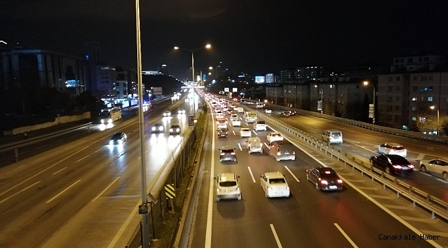 Sokağa çıkma kısıtlamasının başlamasıyla E-5&#039;te trafik yoğunluğu