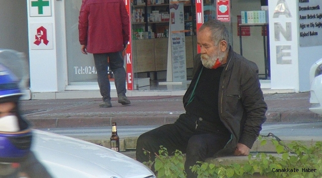 Sokağa çıkma yasağını delmekle kalmadı gündüz vakti refüje çilingir sofrası kurdu