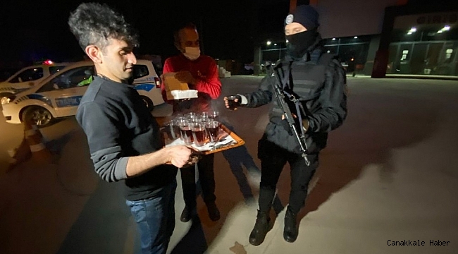 Sokakta görev yapan polislere online siparişle çay ikramı yaptırdı