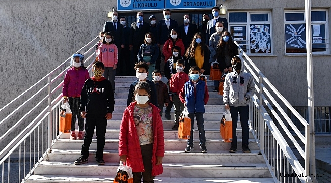 Söke&#039;de öğrenciler ayakkabılara sevindi