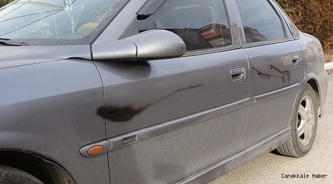 Sprey boyalarla araca zarar verirken güvenlik kamerasına yakalandılar