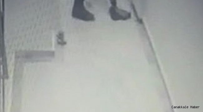 Su sayacını çalan hırsız, binayı terk etmeden önce yerleri sildi