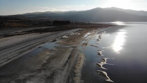 Su seviyesi azalan Salda Gölü'nde küçük adacıklar oluştu