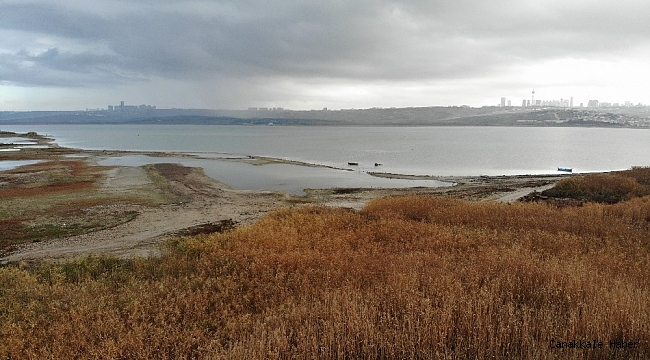 Suların çekildiği Büyükçekmece Barajı'nda korkutan görüntü