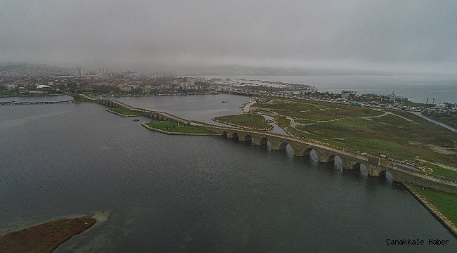 Suların yüzlerce metre çekildiği Büyükçekmece Gölü çorak araziye döndü