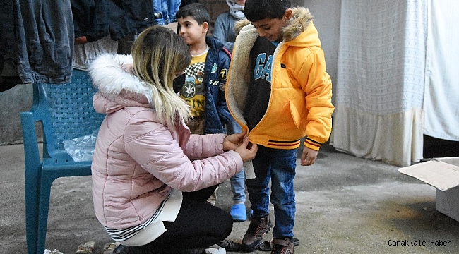 Suriyeli çocuklara mont ve bot yardımı