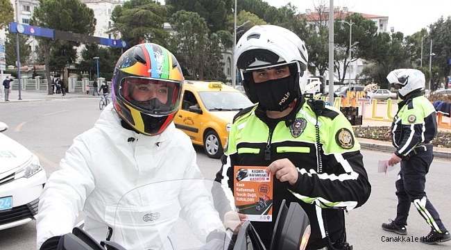 Sürücülere 'Kaskım kafamdaki kaskom' yazılı broşür dağıtıldı