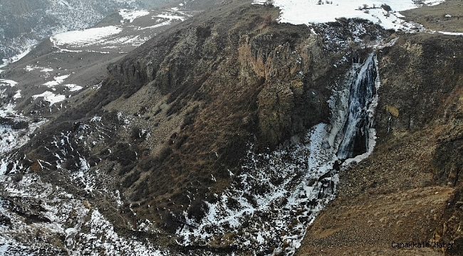 Susuz Şelalesi kısmen dondu