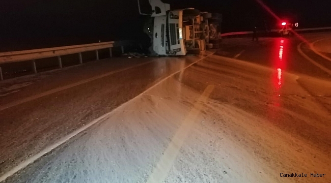 Süt tankeri devrildi, tonlarca süt yola döküldü