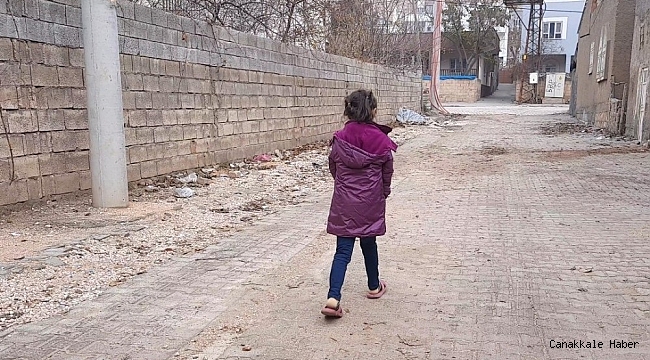 Tableti olmayan 7 yaşındaki öğrenci, canlı derslere katılmak için her gün 1 kilometre yürüyor