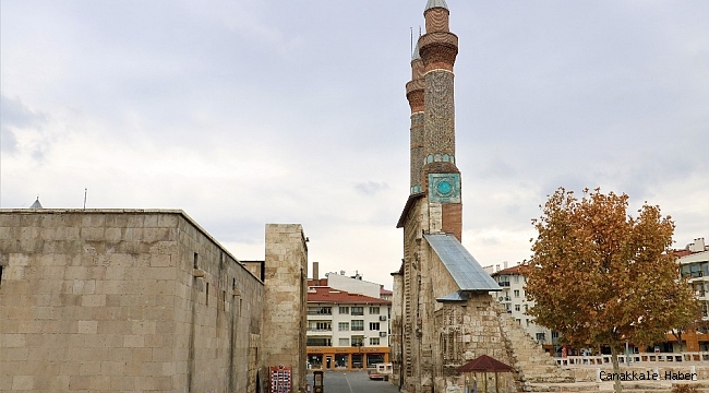 Tarihi kent meydanında kısıtlamada kartpostallık görüntüler oluştu