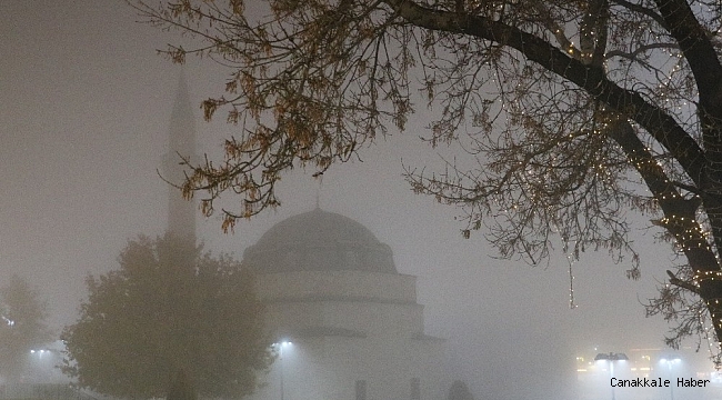 Tarihi kent meydanında sis kartpostallık görüntüler oluşturdu