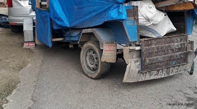 Tarım aracı park halindeki panelvana çarptı: 3 yaralı