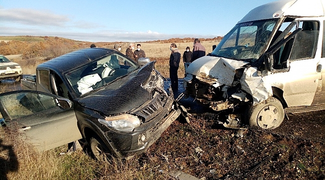 Tekirdağ'da minibüsle kamyonet çarpıştı: 4 yaralı