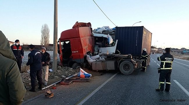 Tır ile kamyon çarpıştı: 3 yaralı