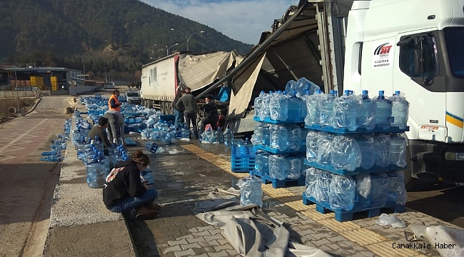 Tırın dorsesindeki su damacanaları yola savruldu