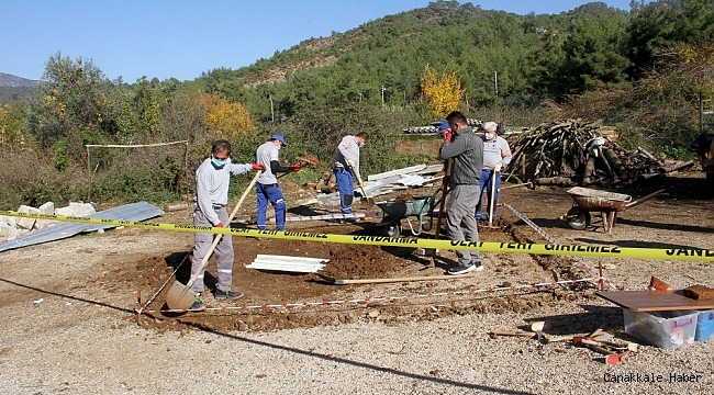 Top oynayan çocuklar tarihi mezar buldu