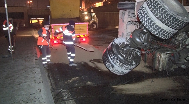 Topkapı Alt Geçidi&#039;nde hafriyat kamyoneti devrildi:1 yaralı