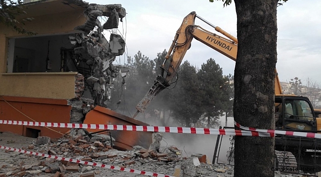 Tosya&#039;da depreme dayanıksız okulların yıkımı sürüyor