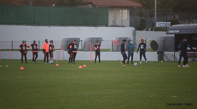 Trabzonsporlu futbolcular 'Irkçılığa hayır' yazılı tişörtlerle antrenmana çıktı