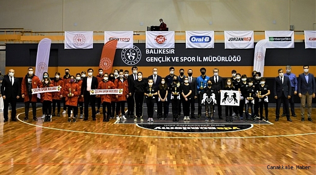 Triatlon şampiyonları ödüllerini aldı