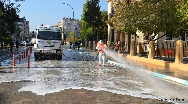 Üç bin kişinin karantinada olduğu ilçede caddeler yıkanıyor