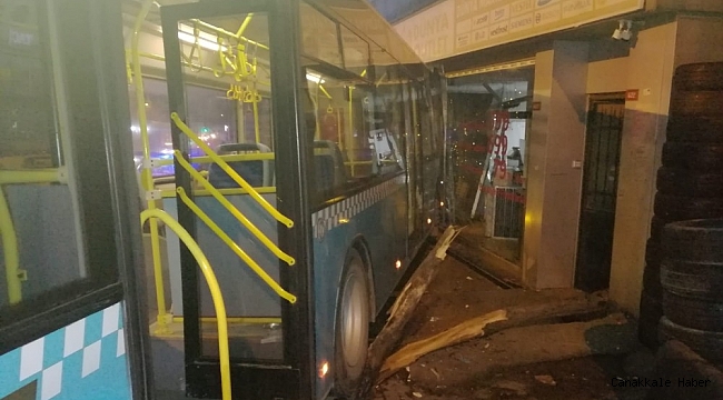 Ümraniye&#039;de freni boşalan özel halk otobüsü iş yerine girdi
