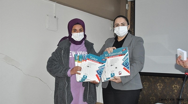 Üniversite adaylarına kitap dağıtıldı