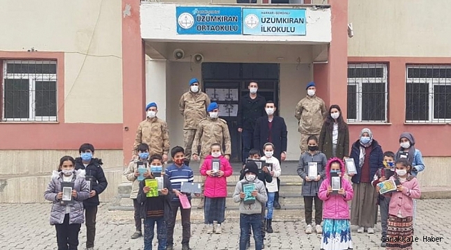 Üs bölgesinde görev yapan askerlerden öğrencilere tablet