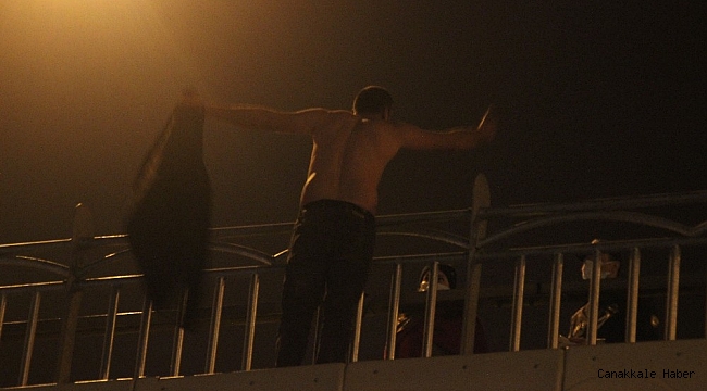 Üst geçidin üstündeki yarı çıplak şahıs polis ekiplerini harekete geçirdi