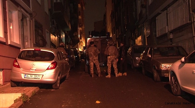 Uyuşturucu baskınında kokaini tuvalete dökerken yakalandılar