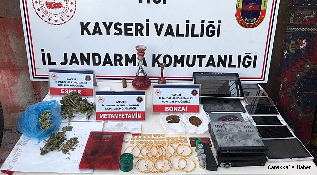 Uyuşturucu zanlısının evinden servet çıktı