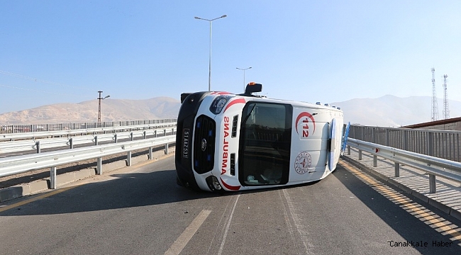 Vakaya giden ambulans devrildi